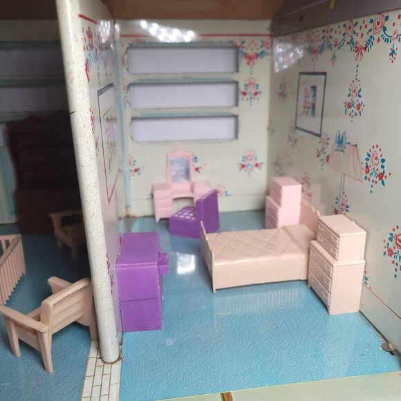 Share Vintage Tin 1950’s Rancher Metal Doll House 4 Rooms Furnished ~ T. Cohn - Picture 5 of 15